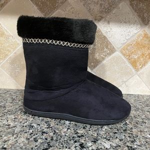 ⭐️3 for $15 Isotoner Faux Fur Black house shoes in a size 7.5 - 8